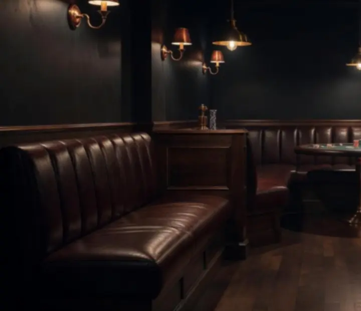 Ambiance speakeasy de Comptoir Brume avec bar éclairé aux lumières tamisées et détails cuivrés
