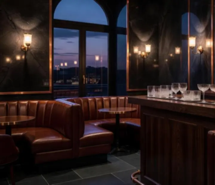 Salle du Comptoir Brume avec bar à cocktails tamisé et table de poker feutrée à l'arrière-plan.