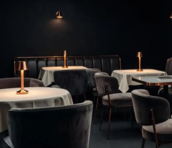 Bistro Comptoir Brume : banquettes en cuir, tables en bois et lumière tamisée