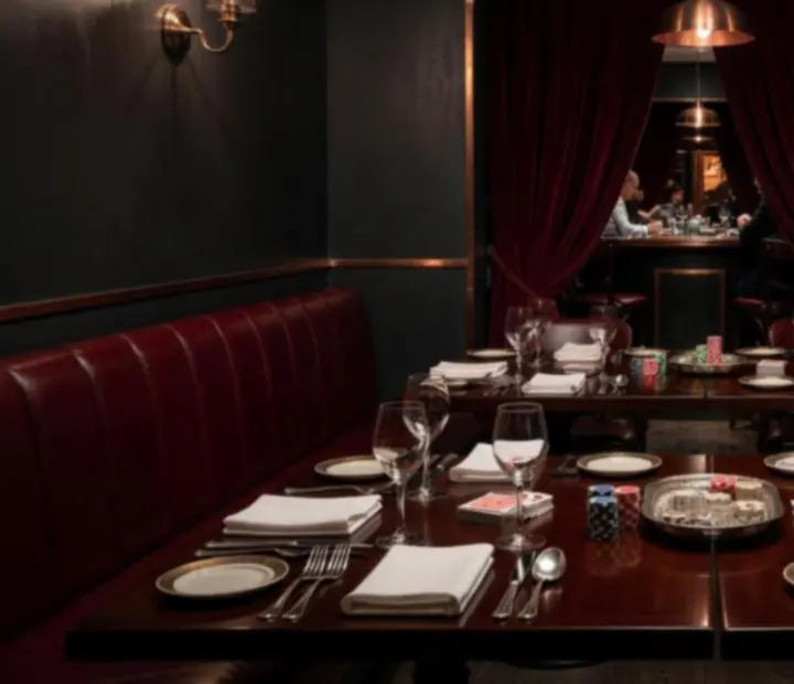 Salle bistro chic de Comptoir Brume avec lumière tamisée et table de poker professionnelle en arrière-plan
